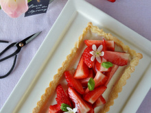 Tarte avec panna cotta au basilic et fraises