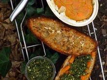 Terrine de carotte à l'orange et miel sur pain de la veille et sous pesto de fanes de carottes à l'amande