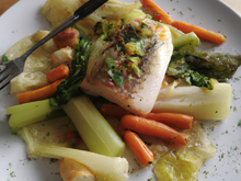 Filets de bar aux petits légumes et au champagne recyclé