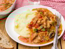 C’est l’un des trésors de la cuisine basque : découvrez comment réaliser l’axoa de veau aux poivrons