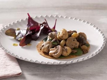 Tarte fine de gésiers de canard aux champignons aux marrons entiers, cèpes et persil, salade croquante et vinaigrette moutardée aux herbes fraiches