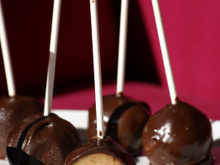 Cake-pop au caramel au beurre salé, enrobage chocolat noir