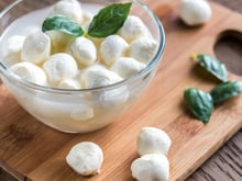 Ne jetez surtout pas l’eau de votre mozzarella, c’est un trésor pour vos plantes