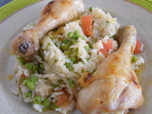 Pilons de poulet rôti sur riz aux légumes