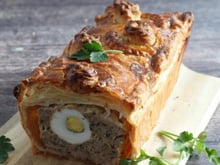 Cette recette permet de préparer un pâté de Pâques facilement avec un simple moule à cake !