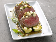 Rumsteck bio sur lit de courgettes, condiment poire