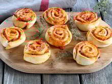 L'apéritif n'a jamais été aussi simple et délicieux avec ces pizzas rolls au jambon prêtes en 10 minutes