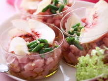 Tartare de veau, amandes fraîches, jus de pêche blanche