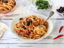 Linguine au thon, olives et câpres