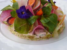 Focaccia aux herbes, fromage frais et légumes croquants