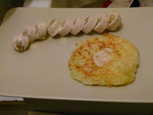 Ballottines de volaille farcie aux champignons, sauce paprika et galette de pomme de terre