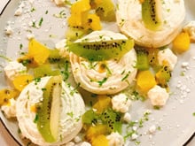 Pavlova à la mangue, kiwi et fruits de la passion