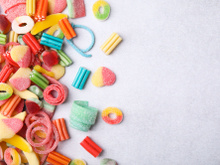 Vous mâchez du plastique sans le savoir : cet aliment contient la même matière que les sticks de colle !