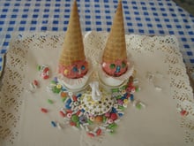 Chapeau de clowns sur un sorbet de fraises