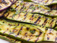 Courgettes grillées marinées comme un antipasti