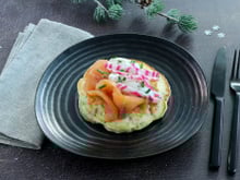 Pancakes aux herbes, crème fouettée et saumon fumé