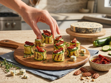 Makis de courgettes grillées, mousse de Fourme d'Ambert AOP et tomates séchées