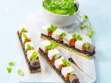 Feuilleté au Carré Frais en tapenade, basilic et caramel de vinaigre balsamique