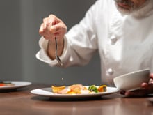 Guide Michelin : ce chef détrône Alain Ducasse au palmarès des étoiles cumulées !