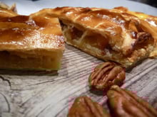 Galette des rois, pommes, caramel au beurre salé & noix de pécan