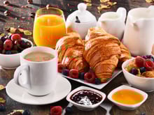 Petit déj gourmand ET rassasiant : les astuces d’une diététicienne pour accompagner vos viennoiseries