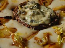 Soupe chou fleur / pomme de terre & pain noir au roquefort