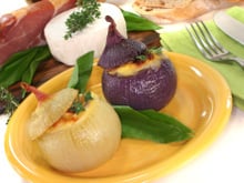 Oignons farcis au jambon sec et fromage de chèvre