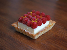 Tartelettes aux framboises et à la mousse au chocolat-citronnelle