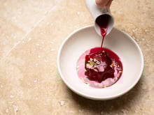 Avec sa couleur rouge pétante, connaissez-vous le bortsch, une soupe à la betterave à goûter au moins une fois dans sa vie ?