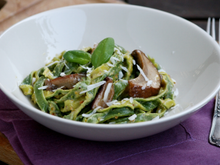 Fettuccine bicolores au pesto de pistaches, cèpes sautés et ricotta salée