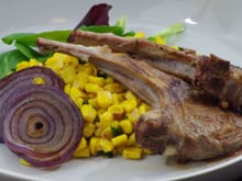 Côtelettes d'agneau marinées aux légumes grillés