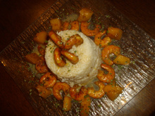 Gambas à la mangue et son dôme de riz sur un lit de lait de coco