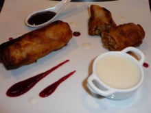 Nems de poulet à la cacahuète, sauce à la cerise & émulsion de riz