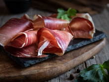 Ces tasses de jambon cru, pastèque et feta à faire avec un simple moule à muffins va devenir votre recette préférée pour l’apéro