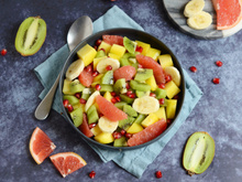 Bowl banane, kiwi, pamplemousse rose, mangue et graines de grenade