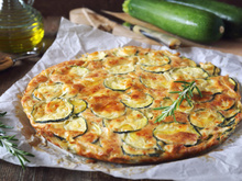 Saine, croustillante et facile : la recette de scarpaccia aux courgettes de ce chef est à tester absolument
