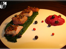 Duo de Canard Fermier des Landes aux 5 épices, émulsion d'épinard et purée de betteraves