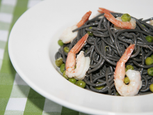 Spaghettis noirs maison aux petits pois et crevettes