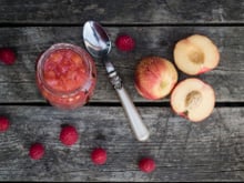 Confiture de pêches et framboises