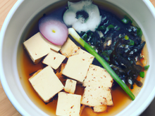 Soupe miso au tofu, mirin et oignon nouveau