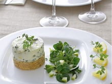 Cheesecake salé au chèvre et à la ciboulette et sa salade d'herbes