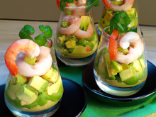 Verrines à l'avocat, concombre et crevettes