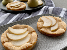 Poire pochée à l'amande et son sablé breton