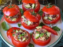 Pour la saison estivale, voici notre recette de tomates farcies sans cuisson pour faire le plein de fraîcheur !