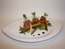 Thon rouge mi-cuit aux parfums d'Asie, petits légumes nouveaux wasabi sésame noir