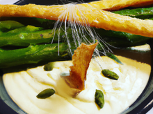 Crème d'asperges vertes, chantilly à l'Espelette & tuile au parmesan