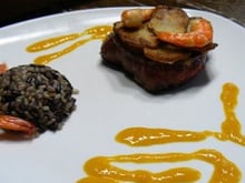 Filet de bœuf aux crevettes, sauce papaye et gingembre, pomme dorée