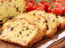 Cake aux deux olives et lardons