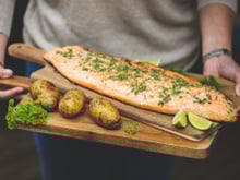 Saumon sur planche de cèdre et ses pommes de terre à la Suédoise
