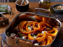 Citrouille rôtie à l’oignon rouge, au caillé de chèvre et aux graines grillées